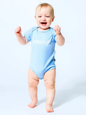 AUMkids HAPPY BABY SHORT SLEEVE ONESIE   BIB SET, SKY
